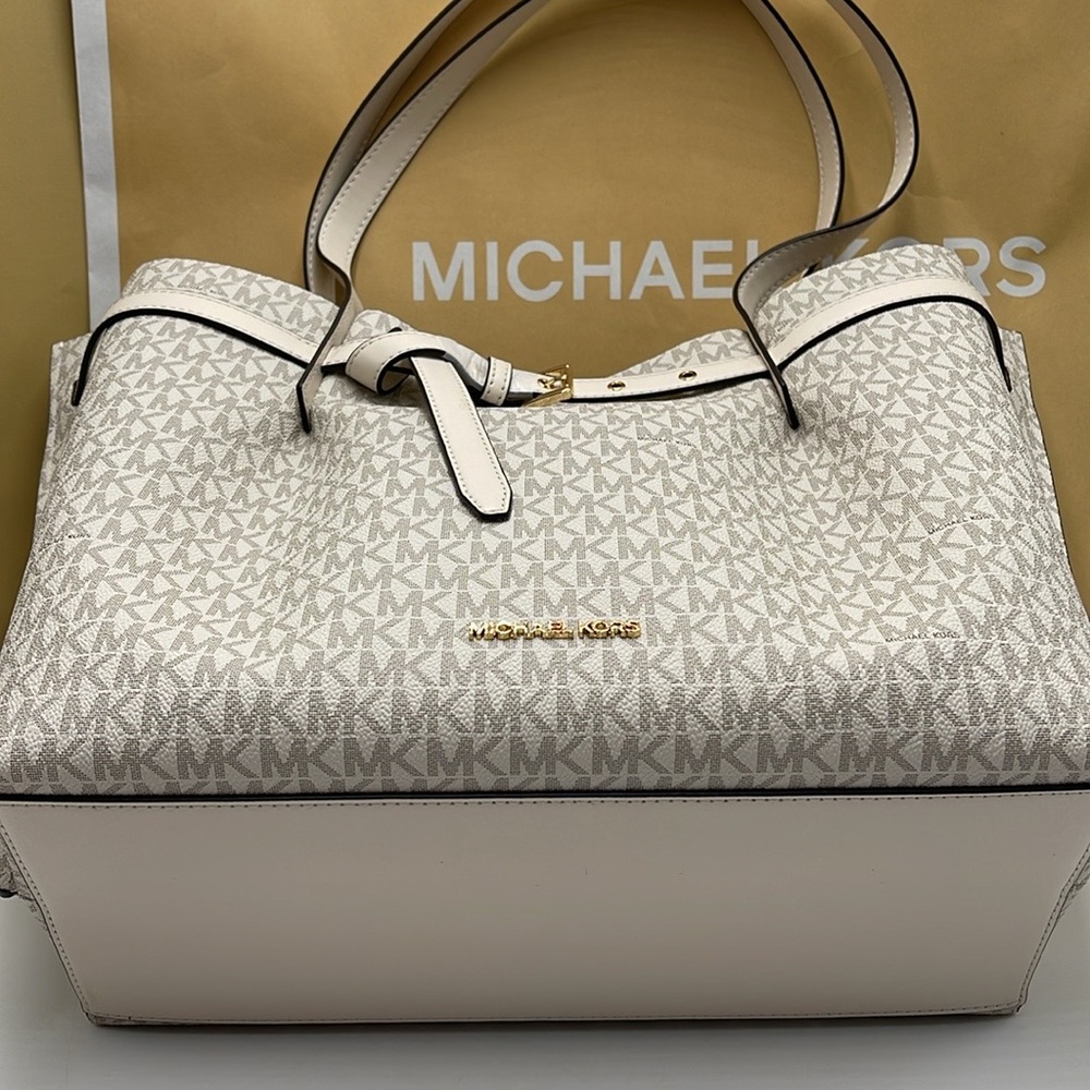 Michael Kors Emilia Large Logo Tote Bag 
COLOR LT CRM MULTI
NWT - Picture 7 of 16